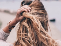 Как защитить волосы от солнца в городе и на море