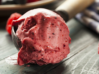 Легко и просто: малиновое мороженое из трех ингредиентов