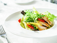 Теплый салат с куриной печенью и клубничным соусом