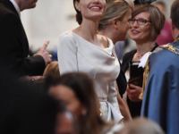 Образ дня: Анджелина Джоли в элегантном платье во время праздничной службы в Лондоне