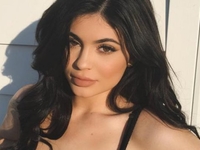 Мастер-класс от Кайли Дженнер: девушка показала, как делает летний макияж