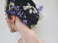 Как носить живые цветы в волосах летом 2018: фотоподборка