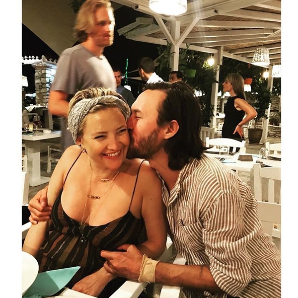 Беременная Кейт Хадсон похвасталась округлым животом: фото