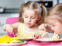 Как правильно кормить ребенка: принципы питания Комаровского