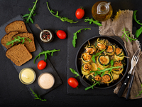 Мини-рулеты из кабачков с курино-сырной начинкой