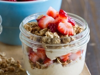 Полезный десерт: творожный крем с фруктами и хлопьями