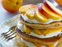 Вкусные выходные: готовим простые оладьи с персиком