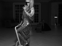 Модный цвет: Ольга Фреймут в летнем платье от Виктории Бекхэм