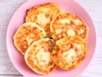 Полезный завтрак: диетические сырники без муки и яиц