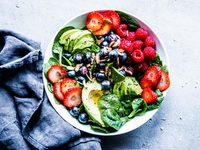 Летний микс: готовим салат из ягод и авокадо