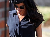 Образ дня: Меган Маркл в темно-синем платье на свадьбе друзей