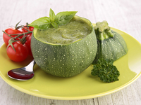 Диетический обед: суп-пюре из кабачков с сельдереем