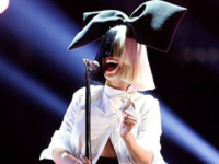 Редкий выход: Sia появилась на публике без парика