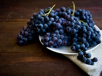 Кому нельзя есть виноград: польза и вред сезонных ягод