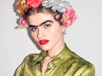 Все обсуждают: модель с бровями, как у Фриды Кало, покоряет Сеть