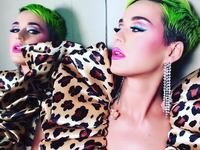 Смелое перевоплощение: Кэти Перри перекрасила волосы в зеленый цвет