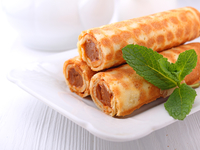 Вафельные трубочки со сгущенкой: видео-рецепт