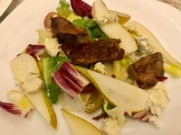 Готовим вместе с Андреем Дромовым: салат с куриной печенью, грушей и дорблю