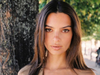 Эмили Ратаковски примерила платье от украинского дизайнера