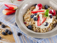 Субботний завтрак: мюсли с йогуртом и свежими ягодами
