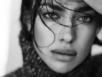 Ирина Шейк без макияжа украсила обложку Vogue