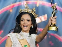 Победительница конкурса красоты упала в обморок во время награждения – видео