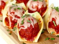 Оригинальный рецепт: паста, фаршированная сыром и фрикадельками