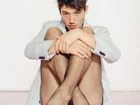 Эзра Миллер в кружеве и на каблуках снялся для Playboy: фото