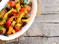 Изысканный рецепт: теплый салат со сладким перцем и баклажанами