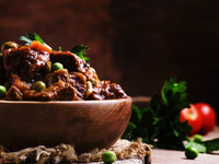 Пикантно: тушеная говядина в винном соусе