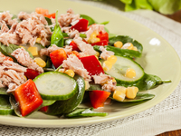 Готовимся к праздникам: рецепт салата с тунцом