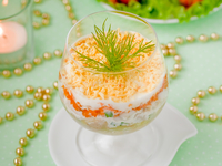 Вкусный праздничный салат-коктейль с печенью трески