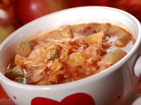 Сытно: щи с кислой капустой и свиными ребрами в духовке