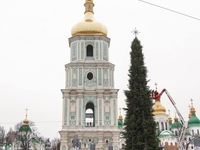 На Софийской площади установили елку в стиле "Северного сияния"