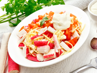 В преддверии праздника: необычный салат с крабовыми палочками