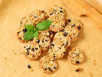 Быстро к чаю: хрустящее печенье с семечками и изюмом