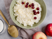 Рисовый пудинг с сушеной клюквой без выпекания