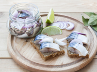 Как замариновать скумбрию в домашних условиях