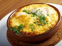 Праздничный рецепт: запеченный морской окунь в сырной “шубке”