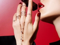 Супермодель Джиджи Хадид стала лицом праздничной коллекции ювелирного бренда