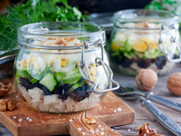 Очень вкусный новогодний салат с курицей и черносливом