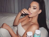 Ким Кардашьян поделилась секретом, как скрывает следы псориаза  на лице