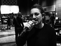 Легендарный солист U2 спел колядки для бездомных