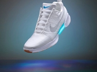 Сколько стоят кроссовки, которые будут зашнуровываться сами по себе