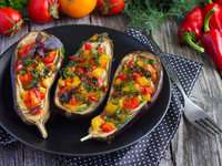 Новогодняя закуска: баклажаны, фаршированные овощами