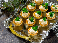 Как приготовить профитроли с печенью на Новый год