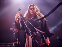 Группа KAZKA  выпустила англоязычную версию мегахита "Плакала"