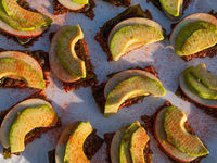 Новогодние салаты нужно съесть за 2-6 часов - эксперт