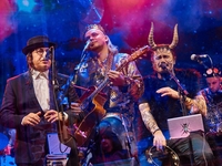 Группа ТНМК отпраздновала Рождество: Фагот в роли черта и вертеп - фото