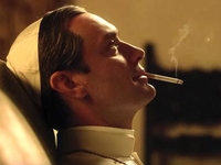 Джуд Лоу и Джон Малкович: Появился первый кадр сериала "Новый Папа"